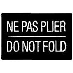 A black label with white text that reads 'NE PAS PLIER DO NOT FOLD', indicating that items should not be folded.