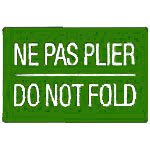 A green label with white text that reads 'NE PAS PLIER DO NOT FOLD', indicating that items should not be folded.